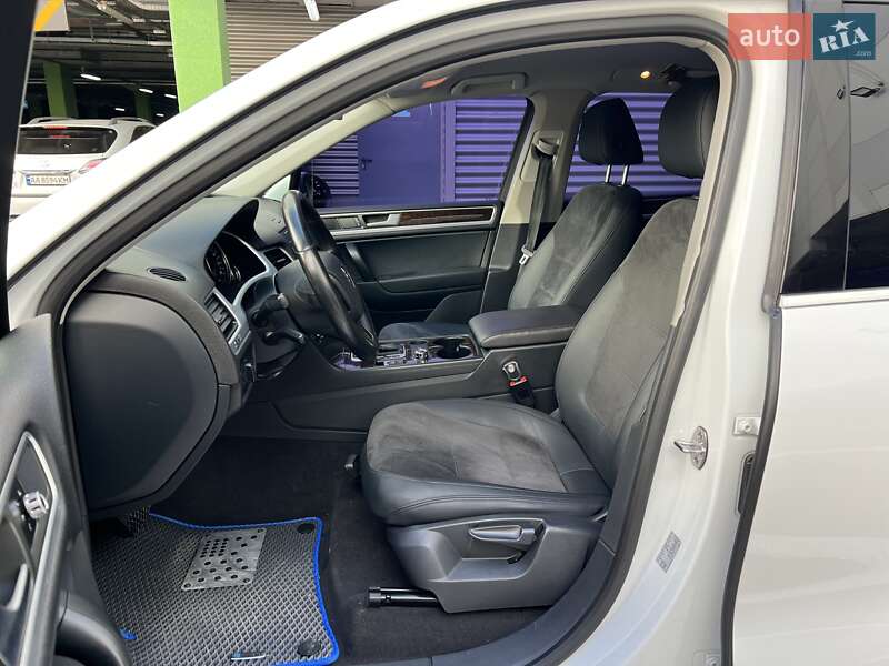 Внедорожник / Кроссовер Volkswagen Touareg 2013 в Киеве