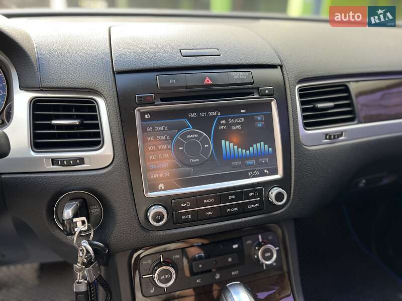 Внедорожник / Кроссовер Volkswagen Touareg 2013 в Киеве