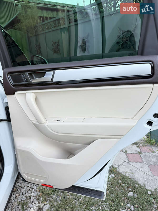 Внедорожник / Кроссовер Volkswagen Touareg 2011 в Днепре