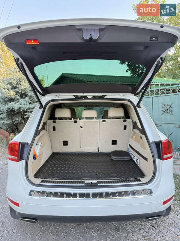 Внедорожник / Кроссовер Volkswagen Touareg 2011 в Днепре