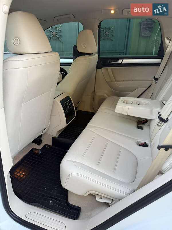 Внедорожник / Кроссовер Volkswagen Touareg 2011 в Днепре