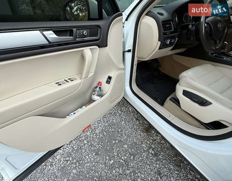 Внедорожник / Кроссовер Volkswagen Touareg 2011 в Днепре