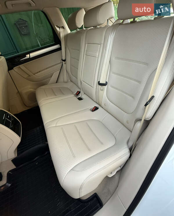 Внедорожник / Кроссовер Volkswagen Touareg 2011 в Днепре