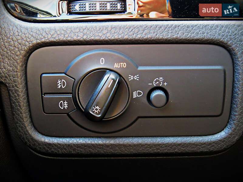 Позашляховик / Кросовер Volkswagen Touareg 2015 в Черкасах