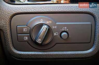 Внедорожник / Кроссовер Volkswagen Touareg 2015 в 