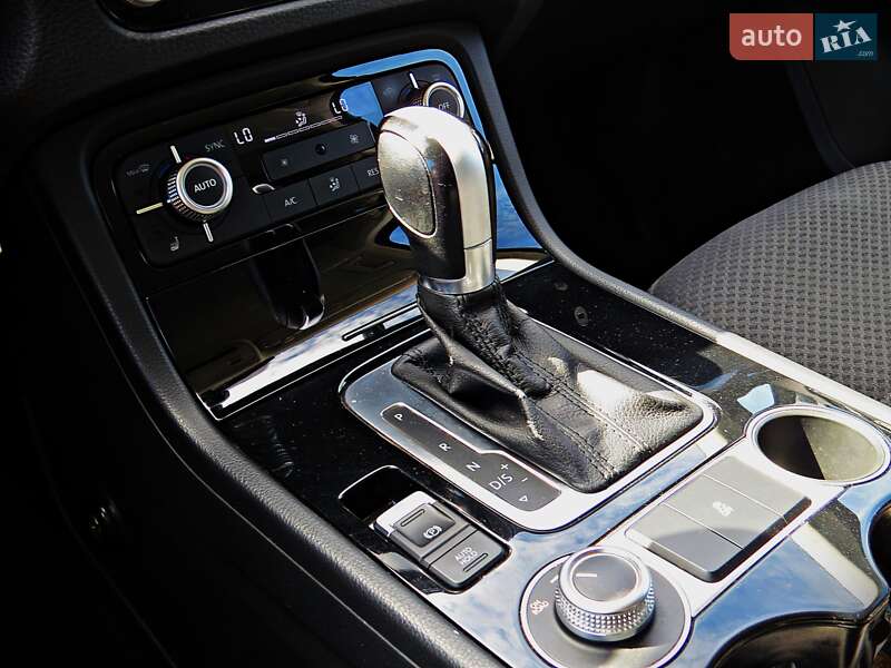 Позашляховик / Кросовер Volkswagen Touareg 2015 в Черкасах