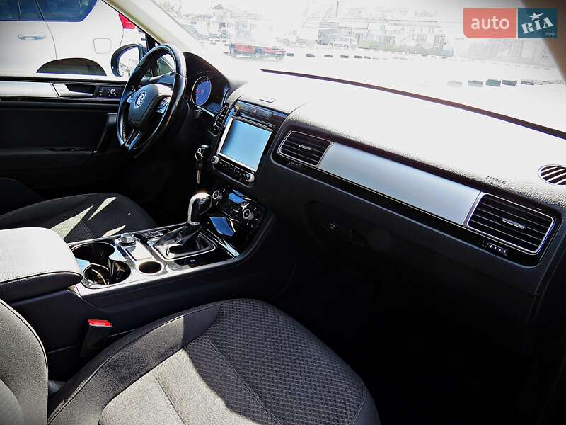 Позашляховик / Кросовер Volkswagen Touareg 2015 в Черкасах