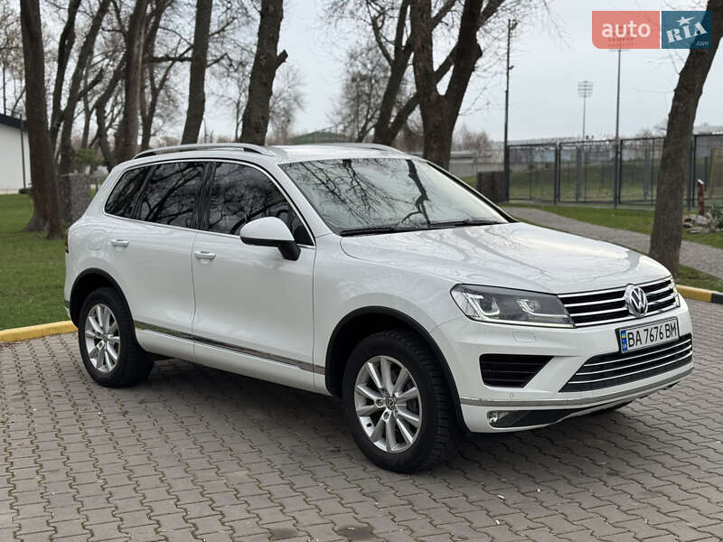 Внедорожник / Кроссовер Volkswagen Touareg 2015 в Александрие