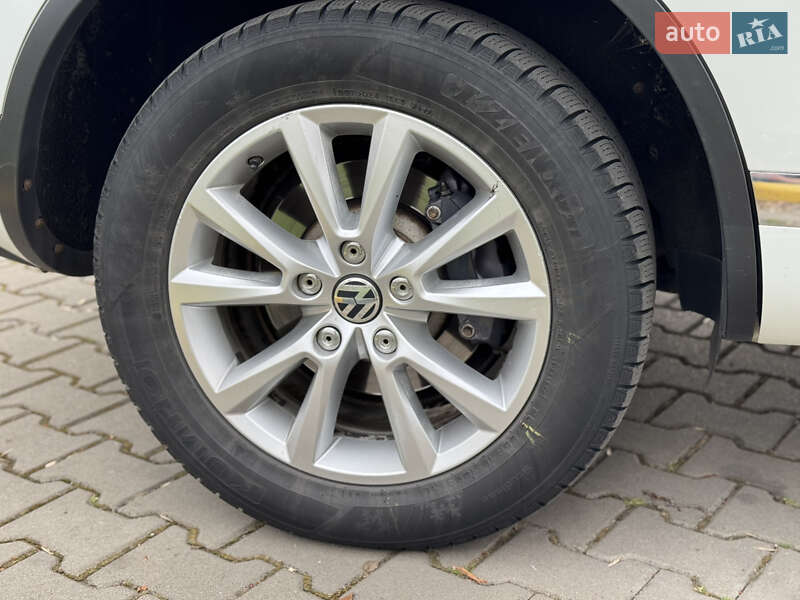 Внедорожник / Кроссовер Volkswagen Touareg 2015 в Александрие