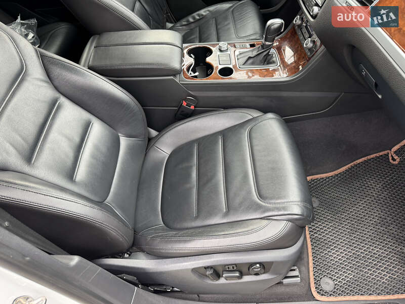 Внедорожник / Кроссовер Volkswagen Touareg 2015 в Александрие