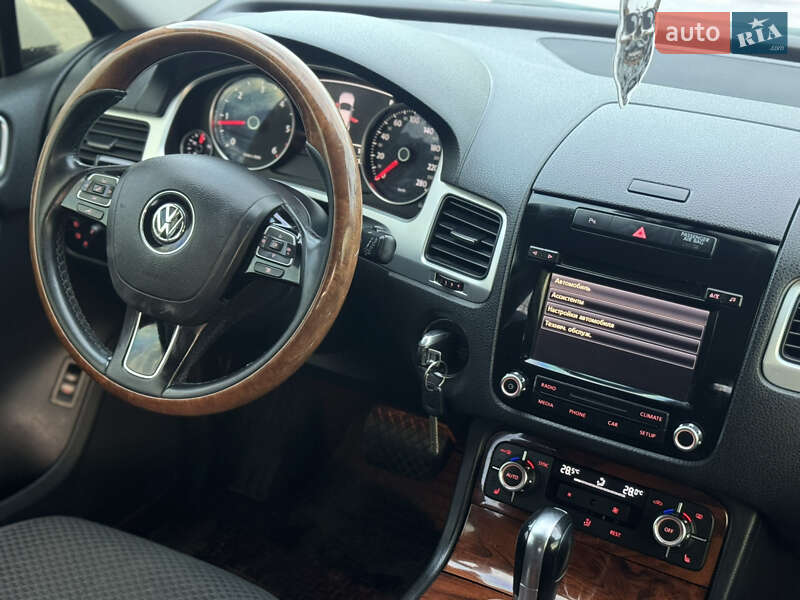 Внедорожник / Кроссовер Volkswagen Touareg 2012 в Хмельницком