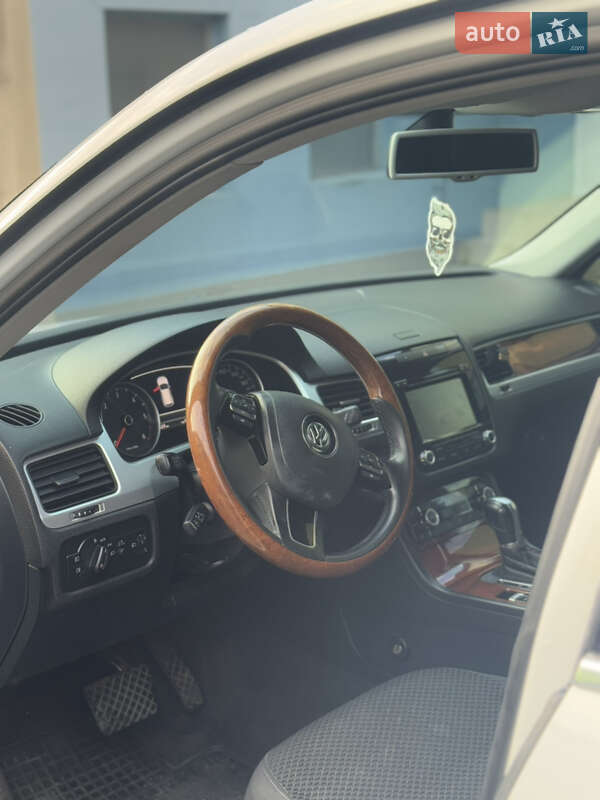 Внедорожник / Кроссовер Volkswagen Touareg 2012 в Хмельницком