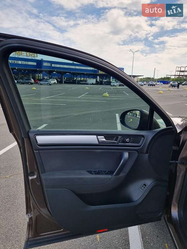 Внедорожник / Кроссовер Volkswagen Touareg 2011 в Киеве