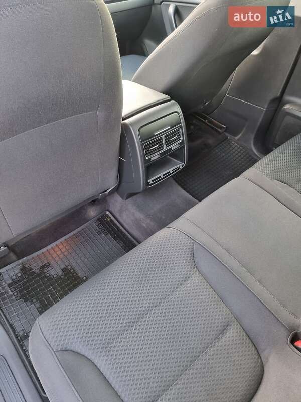 Внедорожник / Кроссовер Volkswagen Touareg 2011 в Киеве