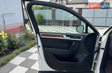 Внедорожник / Кроссовер Volkswagen Touareg 2011 в 