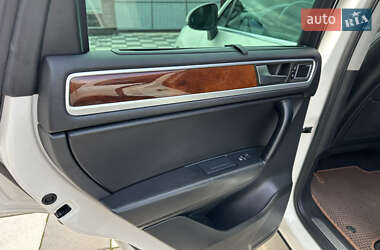Внедорожник / Кроссовер Volkswagen Touareg 2011 в 
