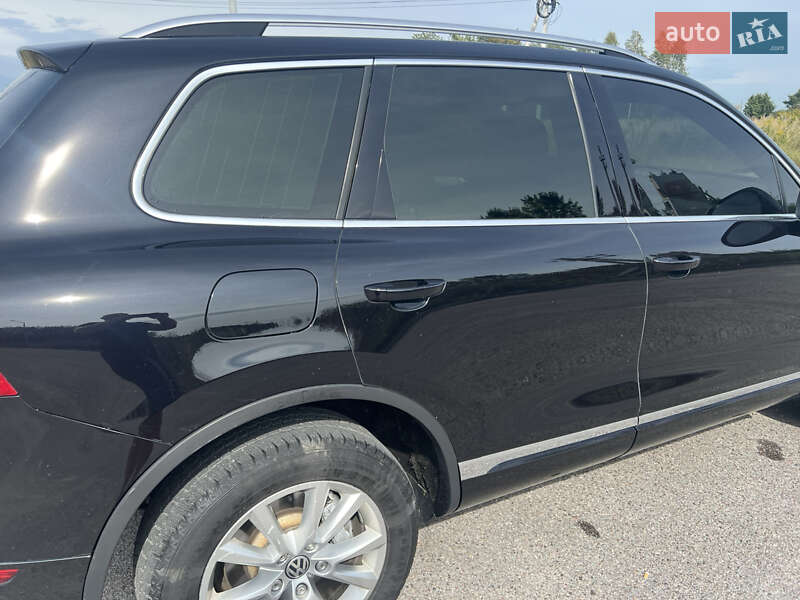 Внедорожник / Кроссовер Volkswagen Touareg 2013 в Львове