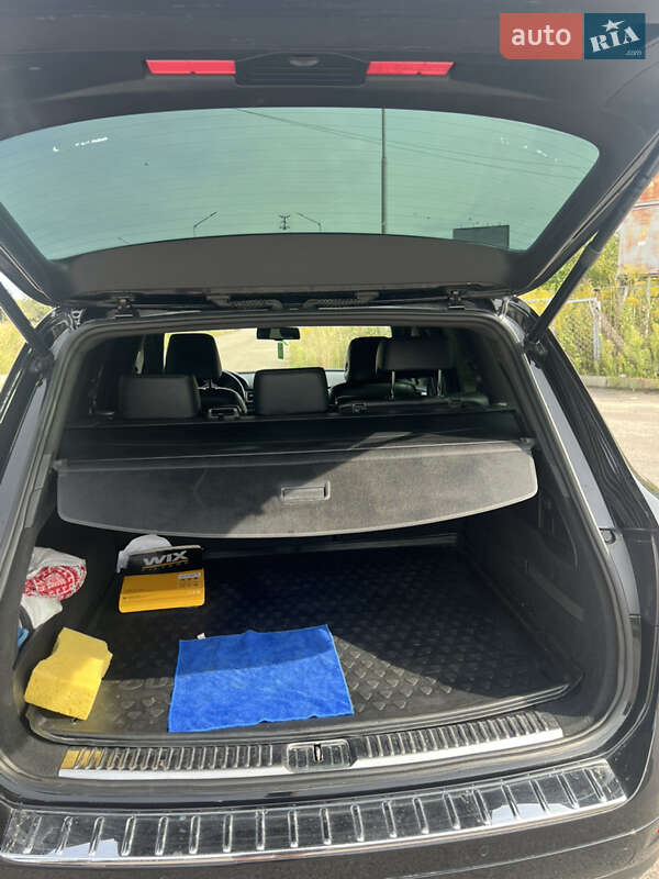 Внедорожник / Кроссовер Volkswagen Touareg 2013 в Львове