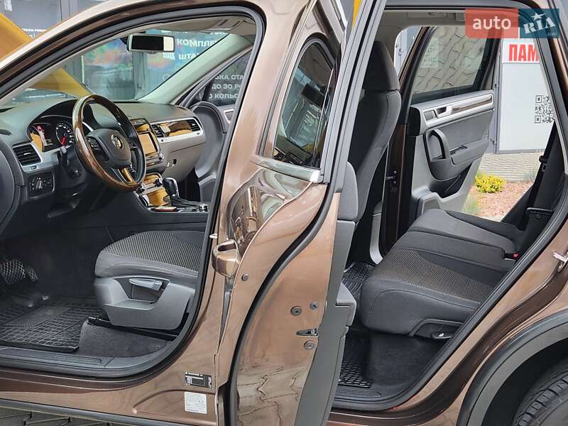 Внедорожник / Кроссовер Volkswagen Touareg 2012 в Виннице