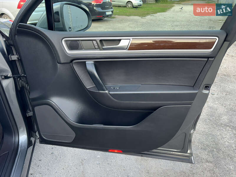 Внедорожник / Кроссовер Volkswagen Touareg 2015 в Харькове