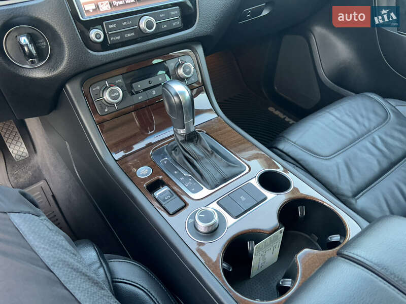 Внедорожник / Кроссовер Volkswagen Touareg 2015 в Харькове