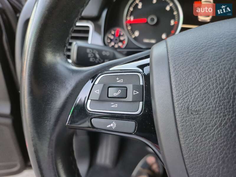 Внедорожник / Кроссовер Volkswagen Touareg 2015 в Одессе