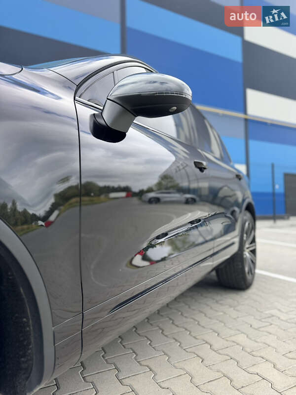 Внедорожник / Кроссовер Volkswagen Touareg 2011 в Львове