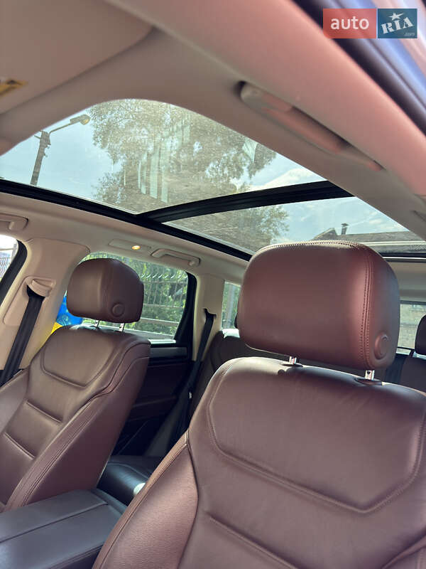 Внедорожник / Кроссовер Volkswagen Touareg 2014 в Киеве