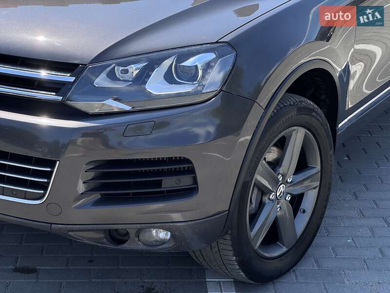 Внедорожник / Кроссовер Volkswagen Touareg 2012 в Днепре