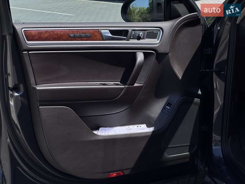 Внедорожник / Кроссовер Volkswagen Touareg 2012 в Днепре