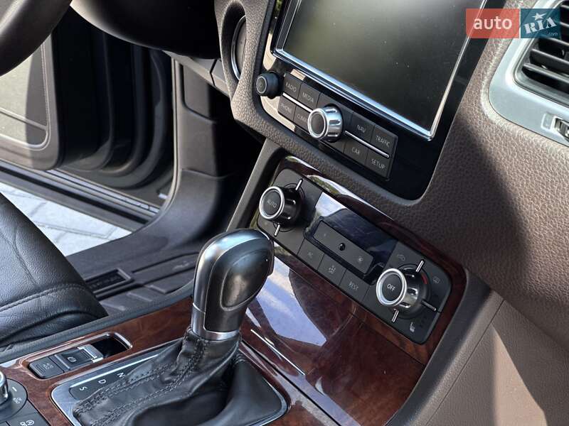 Внедорожник / Кроссовер Volkswagen Touareg 2012 в Днепре