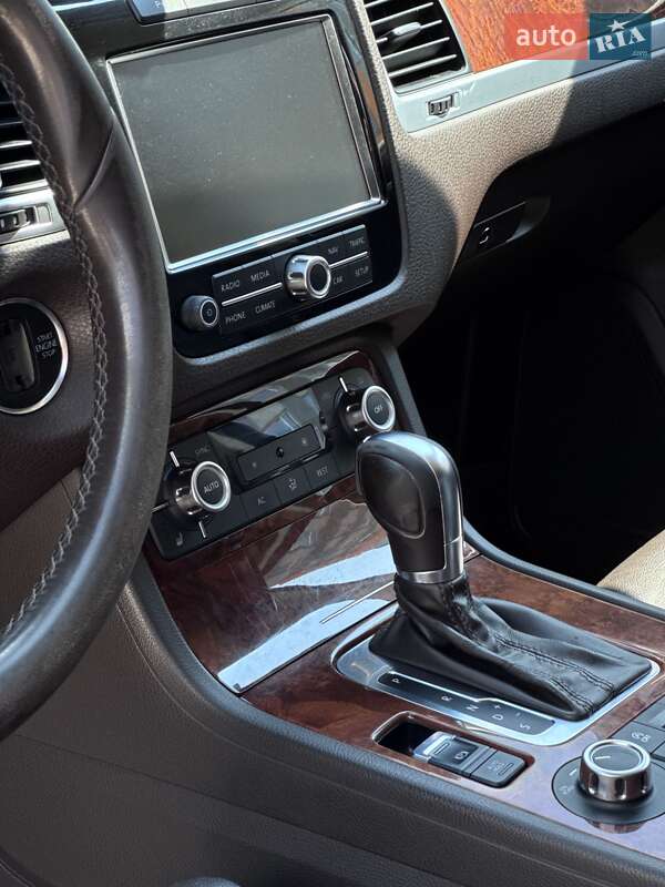 Внедорожник / Кроссовер Volkswagen Touareg 2012 в Днепре