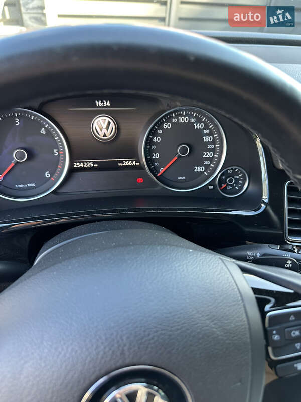 Внедорожник / Кроссовер Volkswagen Touareg 2012 в Тернополе