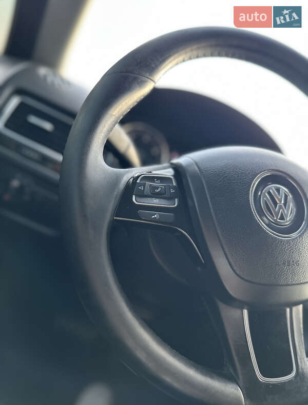 Внедорожник / Кроссовер Volkswagen Touareg 2011 в Луцке