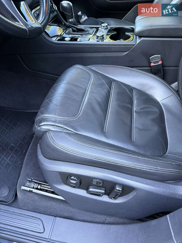 Внедорожник / Кроссовер Volkswagen Touareg 2012 в Баре