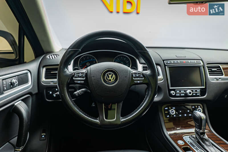Внедорожник / Кроссовер Volkswagen Touareg 2015 в Киеве