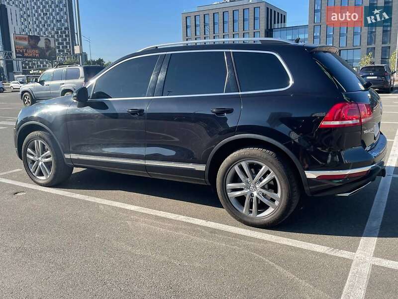 Внедорожник / Кроссовер Volkswagen Touareg 2015 в Киеве