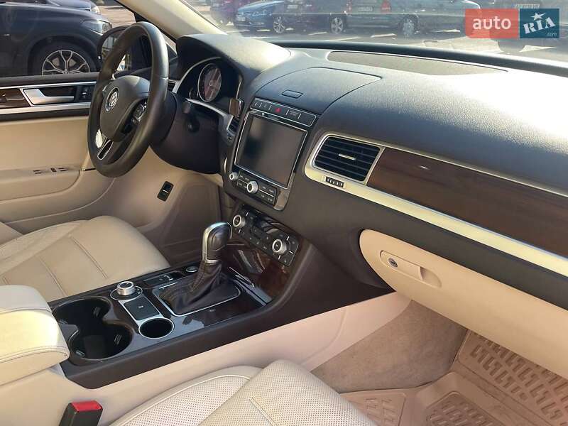 Внедорожник / Кроссовер Volkswagen Touareg 2015 в Киеве