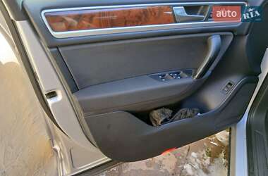 Внедорожник / Кроссовер Volkswagen Touareg 2012 в 