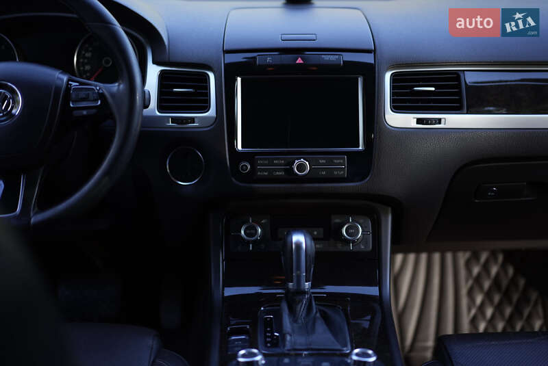 Внедорожник / Кроссовер Volkswagen Touareg 2010 в Сумах