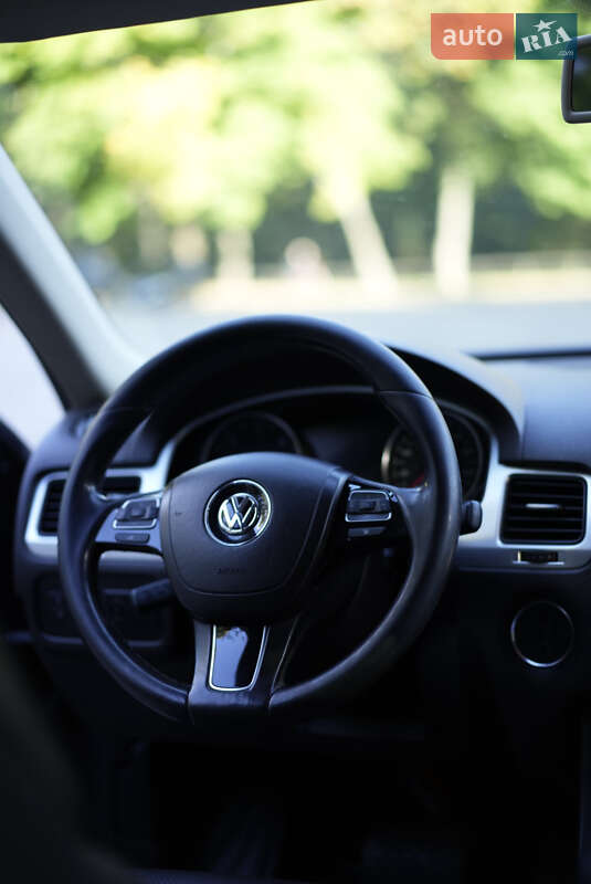 Внедорожник / Кроссовер Volkswagen Touareg 2010 в Сумах