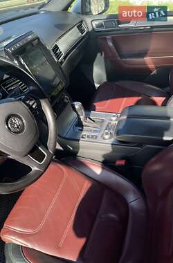 Внедорожник / Кроссовер Volkswagen Touareg 2015 в 