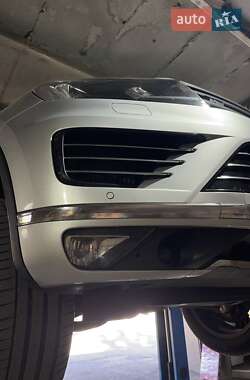 Внедорожник / Кроссовер Volkswagen Touareg 2015 в 
