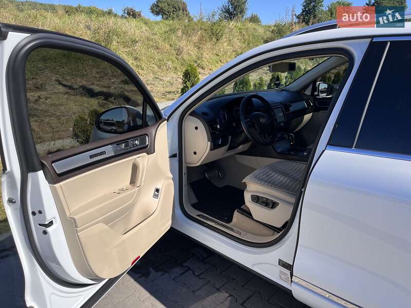 Внедорожник / Кроссовер Volkswagen Touareg 2016 в Львове