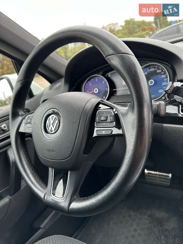 Внедорожник / Кроссовер Volkswagen Touareg 2012 в Житомире
