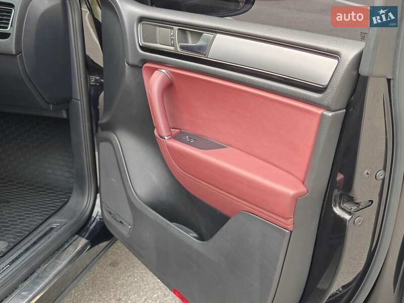 Внедорожник / Кроссовер Volkswagen Touareg 2010 в Харькове