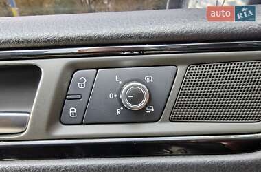 Внедорожник / Кроссовер Volkswagen Touareg 2010 в 