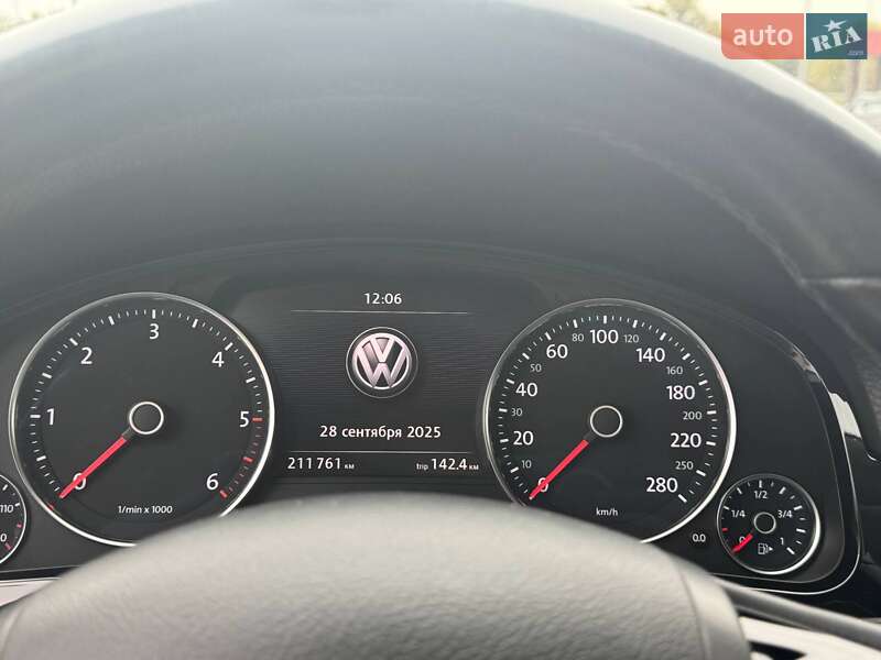 Внедорожник / Кроссовер Volkswagen Touareg 2017 в Киеве