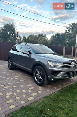 Позашляховик / Кросовер Volkswagen Touareg 2015 в Києві