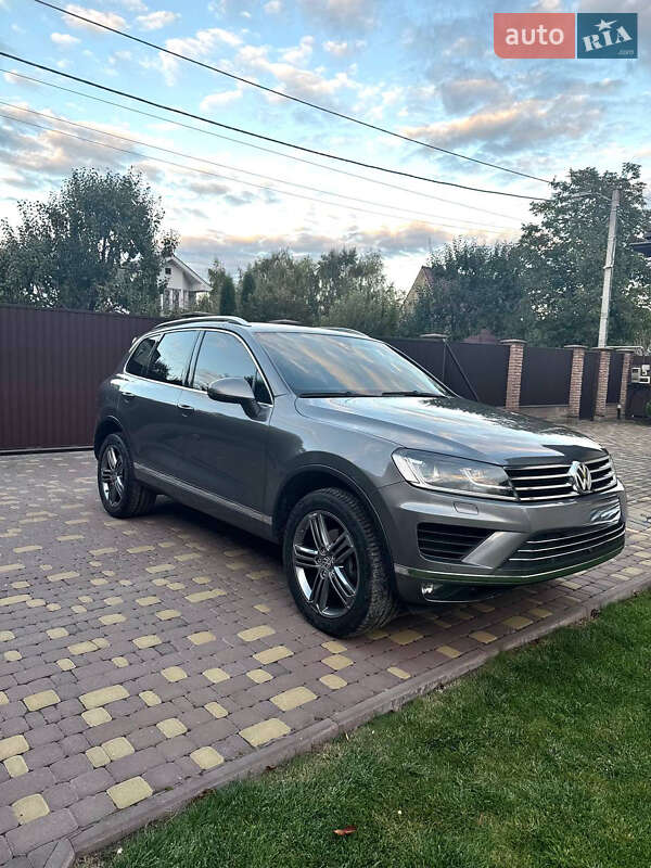 Внедорожник / Кроссовер Volkswagen Touareg 2015 в 